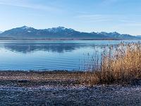 Uferblick auf Chiemgauer Alpen
